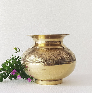 Kalash de latón con acabado antiguo y tallados elaborados de hojas y enredaderas para ceremonias. Disponible a precios de mayorista - Product Image 5