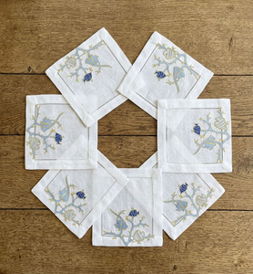 Serviette de cocktail carrée personnalisée en coton brodé poissons et coraux, 6x6 pouces, durable, réutilisable, avec ourlet festonné, pour boissons - Product Image 1