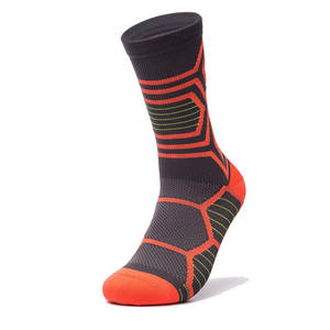 Chaussettes de sport pour hommes, respirantes, à compression, pour le basketball, le cyclisme, la gym, personnalisées OEM, de qualité supérieure, épaisses, super élastiques, chaussettes tube personnalisées - Product Image 4