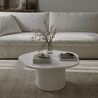 Table basse Vandana Astra Vertex en micro-béton blanc cassé à plateau irrégulier pour un décor moderne