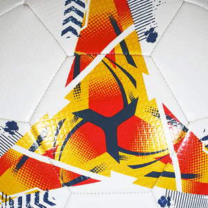 Ballon de football hybride professionnel avec construction en cuir PU à 32 panneaux et design à couture filetée pour l'entraînement — Fabriqué au Pakistan - Product Image 6