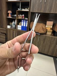 Ciseaux à sourcils en acier japonais de qualité supérieure avec logo personnalisé, design à ressort, pointe incurvée et arrondie, toutes couleurs, pour salon professionnel - Product Image 4