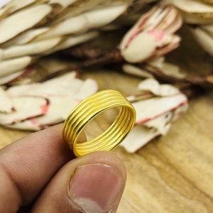 Anillo Geométrico de Varias Capas de Última Moda, Anillo Minimalista de Latón para Hombre, Chapado en Oro de 18K, Diseño de Múltiples Líneas para Venta al por Mayor/OEM/ODM - Product Image 3