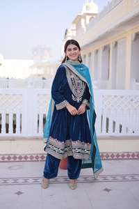 Conjunto de Pantalón y Top de Terciopelo con Lentejuelas Bordadas, Hermoso y Moderno - Product Image 2