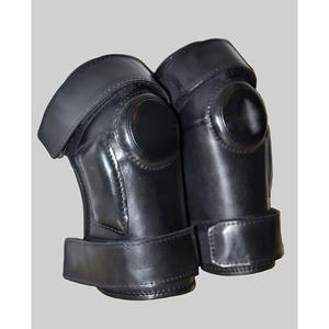 Protector de rodilla ajustable diseñado para un ajuste seguro, protección contra impactos, entrenamiento y rendimiento en deportes ecuestres. Material duradero. - Product Image 6