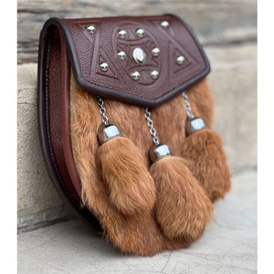 VENTE CHAUDE - Sporran en fourrure marron style semi-robe - Sac Sporran celtique gaufré avec 3 pompons en fourrure - Fait main sur mesure - Product Image 3