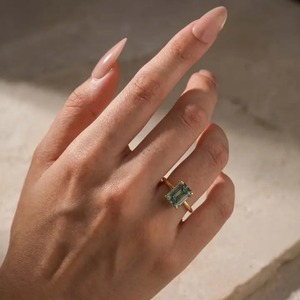 Anillo de Compromiso Solitario de Plata de Ley 925 con Baño de Oro, Diseño Moderno, Moissanita Verde de 3.5 Quilates, Corte Esmeralda, 4 Puntas, para Mujer - Product Image 2