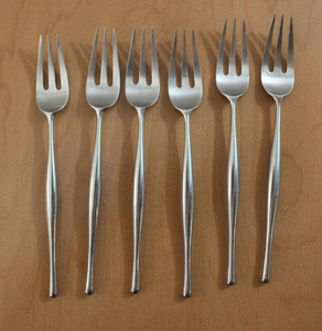 Wholesale Light Weight Metal Silver Asian Style Portable Dinner Spoons Set Stainless Steel <b>Forks</b> Set Minimalist Design High - Product Image 1