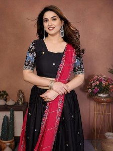 Conjunto Tradicional Indio de Lehenga Choli de Seda Cruda con Intrincados Bordados para Bodas y Fiestas, Ocasiones Especiales - Product Image 2