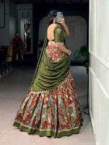 Lehenga, Blouse, Choli, Koti en Soie Tussar et Coton avec Imprimé Kalamkari, Cordon de Serrage, Pompons Lourds et Coutures Zippées - Product Image 2