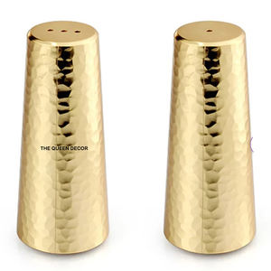 Juego de salero y pimentero de latón con brillo lujoso y tono profundo, diseñado para impresionar a los invitados y realzar la experiencia gastronómica. - Product Image 2