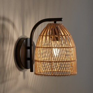 Applique murale en rotin tressé à la main de style Japandi moderne, lampe suspendue en osier écologique avec bras en métal noir mat pour chevet d'hôtel - Product Image 1