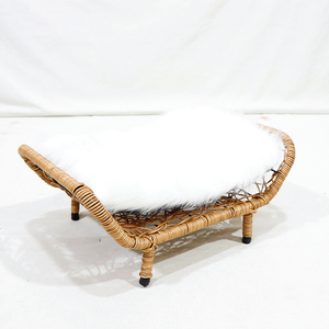 Cama para Mascotas de Ratán, Sofá Curvo para Gatos, Casa Tejida para Mascotas con Cojín de Piel Blanca para Uso en Interiores - Product Image 1