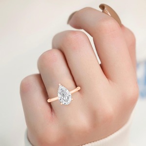 Anillo de compromiso arquitectónico de oro rosa de 10K con diamantes cultivados en laboratorio de 3.11 quilates, corte redondo y corte de pera escalonado, joyería nupcial contemporánea. - Product Image 1