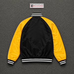 Blouson universitaire personnalisé noir et jaune en satin, blouson bomber de baseball brillant de qualité supérieure avec manches contrastées et bordures côtelées rayées, vente en gros - Product Image 6