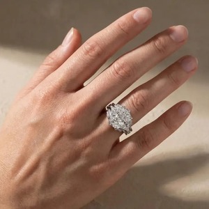 Anillo de Boda para Mujer de Plata de Ley 925 con Moissanita y Diamantes, Corte Radiante de 5.0 Quilates, Anillo de Banda Chapado en Oro de 4 Puntas - Product Image 1