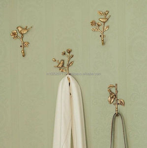 Crochets muraux classiques en laiton s'accordent parfaitement avec les carreaux de pierre et les murs en bois dans les projets de décoration intérieure. - Product Image 6