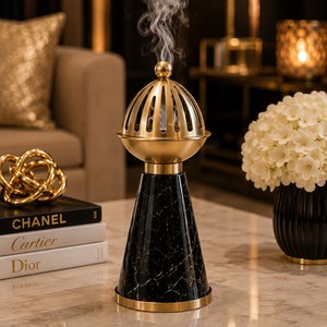 Brûleur à Bakhoor de luxe à cadre circulaire, fabriqué en métal doré, verre transparent et marbre noir, créant une décoration d'intérieur somptueuse. - Product Image 5