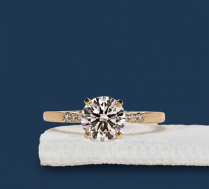 Bague de fiançailles en or jaune avec diamant rond de laboratoire de 1,08 ct, VVS2, certifié IGI, vente en gros, sur mesure - Product Image 1