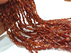 Cuentas de granate Hessonita natural de forma libre, pulidas y lisas, de 8 a 14 mm, vendidas por hebra de 8 pulgadas. - Product Image 2