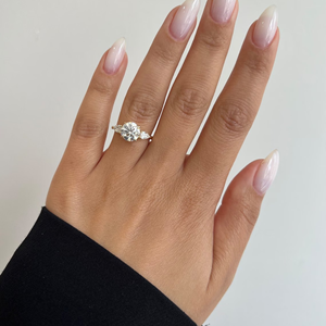 Anillo de Compromiso con Tres Diamantes Cultivados en Laboratorio, Corte Redondo de 3 Quilates, con Banda a Juego y Piedras Laterales en Forma de Pera - Product Image 5