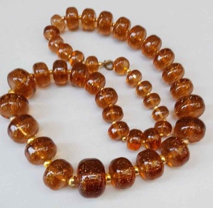 Collier audacieux en résine avec perles en bois, accessoire de mode pour cadeaux, fabriqué par Blatant Exports - Product Image 1
