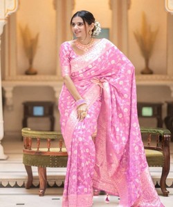 Sari de Seda Rosa con Puntos Blancos, Traje Tradicional Indio para Bodas, para Mujer, Largo hasta el Suelo, Corte Regular - Product Image 1