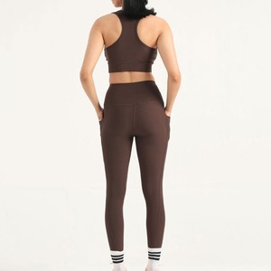 Ensemble de yoga pour femme : haut court à manches, coupe ajustée, extensible, et leggings évasés taille haute – Tenue de fitness, entraînement, gym, course à pied - Product Image 6