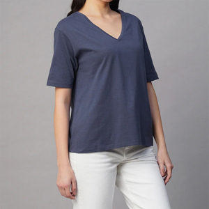 Vêtements en coton doux sur mesure pour femmes, t-shirts à col en V pour les vendeurs de vêtements et collections de mode saisonnières pour un look moderne. - Product Image 3