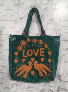 กระเป๋าโท้ทกำมะหยี่สีเขียวสั่งทำขายส่ง พร้อมตัวอักษรคำว่า LOVE สีส้ม ลายนกพิราบ หัวใจ และลายปักดอกไม้สุดเก๋ - Product Image 3