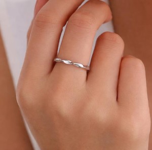 Anillo Ondulado en Plata de Ley, Anillo de Plata de Ley con Diseño de Ondas, Anillo Delgado de Plata - Product Image 2