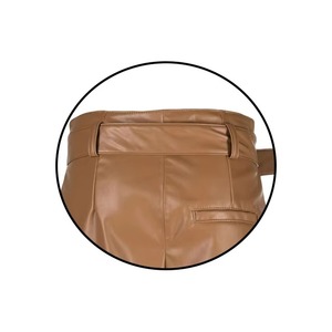 Shorts décontractés unis en cuir PU écologique avec ceinture élastique pour femmes et hommes - Product Image 6