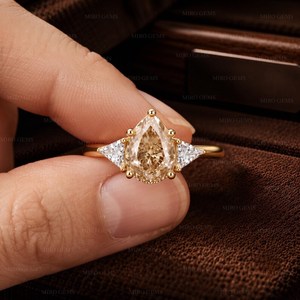 Bague de luxe à trois pierres en diamant taille poire champagne de 2,00 carats, cultivé en laboratoire, avec or massif 14 carats, bijoux de mariée pour elle - Product Image 1