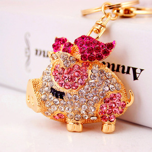 Llavero de cerdito con diamantes de imitación rosas, aleación en tono dorado y pavé de cristales, para el intercambio de regalos del Año Nuevo Lunar - Product Image 1