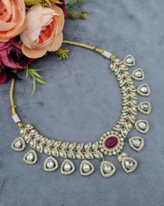 Collar con diseño de hoja y piedra preciosa de corte ovalado con pendientes a juego y mangtika, conjunto de joyería de diseñador para fiestas y recepciones. - Product Image 2