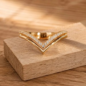 Magnifique alliance de mariage en or massif 10K 14K 18K avec diamant de laboratoire rond certifié IGI, couleur DEF, clarté VVS-VVS, double courbure, style chevron - Product Image 1