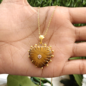 Collar con colgante en forma de corazón de ojo de tigre natural con circonita cúbica, latón chapado en oro de 18k, collar de cuentas de diseño tallado a mano. - Product Image 4