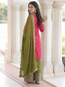 Ensemble de costume ethnique en coton brodé rouge et vert pour femmes avec dupatta assorti pour les occasions de mariage - Product Image 4
