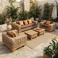 Ensemble de salon de jardin moderne en rotin tressé fait main avec canapé rembourré, fauteuils et table basse pour l'extérieur