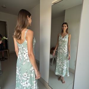 Robe midi sans manches en satin vert menthe clair avec silhouette ALine fluide décolleté élégant et marguerite blanche délicate - Product Image 6