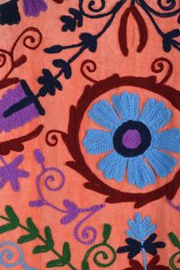 เสื้อแจ็คเก็ตผ้าซาตินกำมะหยี่ปักลายดอกไม้หลากสีสันสีชมพูแซลมอนสำหรับฤดูใบไม้ร่วง  งานปักแบบซูซานี  ผ้าฝ้ายควิลท์แบบสองด้าน - Product Image 4