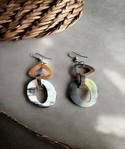 Dernières créations de boucles d'oreilles en corne de buffle pour femmes, nouveaux bijoux à la mode pour les acheteurs en gros d'Inde - Product Image 1