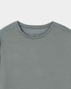 T-shirt homme personnalisé en gros, couleur unie vert mat, manches courtes classiques, prix abordable, service OEM - Product Image 3