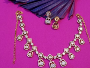 Conjunto de Collar y Pendientes de Plata Chapada en Oro con Piedra Polki, Corte de Pera Geométrico, Estilo Clásico para Boda, Joyas Amaira - Product Image 4