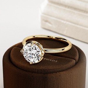 Anillo de Compromiso con Diamante Cultivado en Laboratorio de 2 Quilates, Corte Brillante, Certificado IGI, Oro Amarillo, Diseño Elegante y Moderno con Incrustaciones de Diamantes - Product Image 4