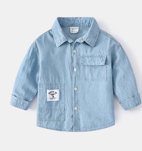 เสื้อเชิ้ตเดนิมสีฟ้าอ่อนสำหรับเด็กผู้ชาย แขนยาว ลำลอง ปกคอพับ ดีไซน์กระเป๋า ทรงปกติ เสื้อผ้าฝ้าย - Product Image 1