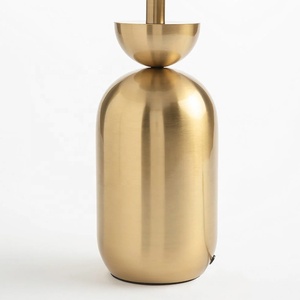 Lampe de table en métal Auric Capsule avec abat-jour en lin naturel, finition laiton brossé, lumière ambiante douce pour les espaces élégants - Product Image 3