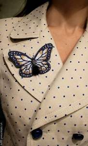 Broche de tulipán rosa hecho a mano con bordado de cuentas de vidrio, hilo de oro y cristal floral, pin de solapa para mujer, decoración de moda de primavera - Product Image 3