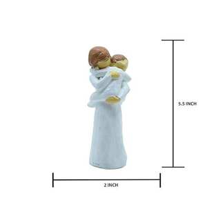 Decoración minimalista para bodas con suave decoración de esmalte blanco. Figura de cerámica hecha a mano de madre e hijo abrazándose. - Product Image 3
