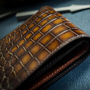 Cartera de Cuero con Patrón de Cocodrilo Hecha a Mano para Hombre, Delgada, con Protección RFID, Estilo Formal, Accesorios de Vestir para las Cuatro Estaciones, en Venta - Product Image 1